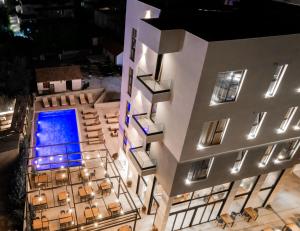 Bazén v ubytování Hotel EN AD nebo v jeho okolí