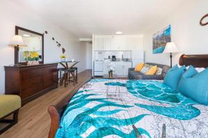 a living room with a bed and a kitchen at Renovated Condo Near Waikiki Beach in Honolulu +17 photos