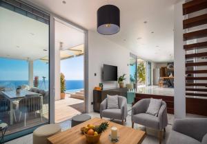 Televisyen dan/atau pusat hiburan di Ultra Luxurious Hvar Villa 5 Bedrooms Villa Celestia Private Heated Infinity Pool & Stunning Sea Views Sveta Nedilja