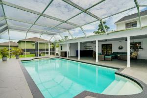 une piscine intérieure avec un toit en verre dans l'établissement Private Pool and Yard Family Retreat in Cape Coral, à Cape Coral