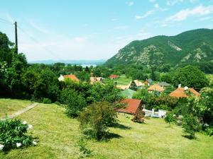 Villa Panorama Artist tesisi veya yakınındaki bahçenin bir manzarası