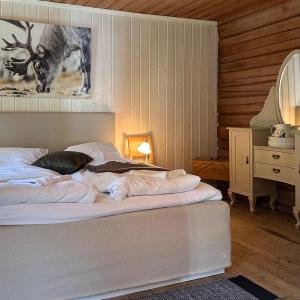 a bedroom with a bed and a picture of a deer at Nord-Garthus, leilighet 2 in Hølera