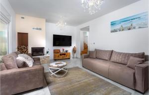 ein Wohnzimmer mit zwei Sofas und einem Fernseher in der Unterkunft Cozy Home In Pinezici With Wifi in Pinezici