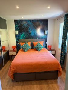 Voodi või voodid majutusasutuse Maison avec Piscine et Jacuzzi Proche des plages toas +18 fotot