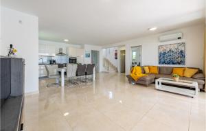 Nhà bếp/bếp nhỏ tại Luxurious Home In Novalja