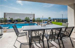 Hồ bơi trong/gần 4 Bedroom Gorgeous Home In Novalja