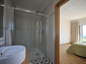 Vannituba majutusasutuses Superb Ponte De Lima Villa 4 Bedrooms Villa Arrincao Sauna +18 fotot