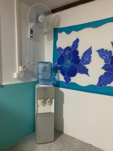 Zimmer mit einer Theke mit einer blau-weißen Wand in der Unterkunft Kura Ora Guest House in Rangiroa + 11 Fotos