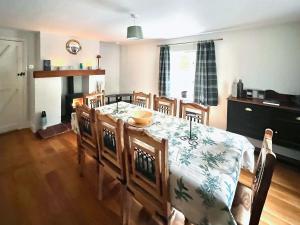 ein Esszimmer mit Tisch und Stühlen in der Unterkunft Sandy Toes Cottage in Beechamwell