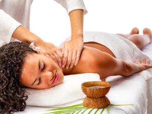 a woman getting a massage from a therapist at Tombo Beach Home Stay in Guarujá