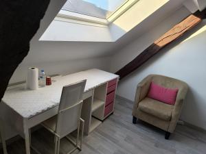 Zimmer mit einem Schreibtisch und einem Stuhl in der Unterkunft Engy2 in Lens