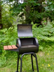 a bbq grill sitting on top of a table at Green Hill at Rainier Lodge (0.4 miles from the entrance) in Ashford