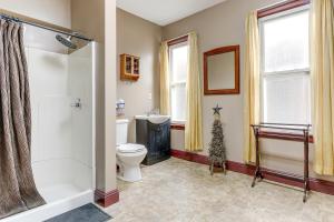 Ένα μπάνιο στο Downtown Apt 23 Mi to Hocking Hills State Park +16 φωτογραφίες
