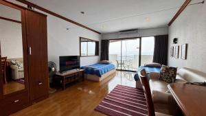 una sala de estar con una cama y un sofá en Comfy King Room with Private Beach and Ocean View, en Na Jomtien 24 fotos más
