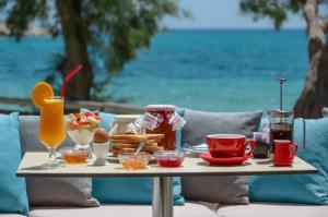 uma mesa com uma bandeja de comida e bebidas em Angel Suites em Agia Anna Naxos