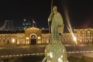 una estatua de un hombre parado frente a un edificio en Central Belgrade Apartments on Square, en Belgrado
