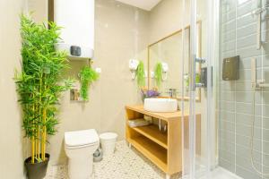 Un baño con inodoro, lavabo y ducha. en Central Belgrade Apartments on Square, en Belgrado