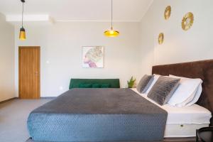 un dormitorio con una cama grande en una habitación en Central Belgrade Apartments on Square, en Belgrado 2 fotos más