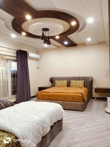 une chambre avec un lit et un plafond dans l'établissement Cottage in Changla Gali - Secluded, Cozy Apartment, à Chhāngla Gali