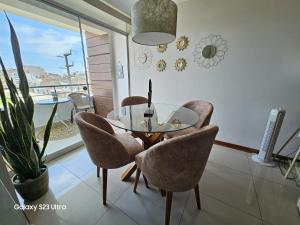 ein Esszimmer mit Glastisch und Stühlen in der Unterkunft DEPARTAMENTO con BALCÓN DE 3 HABITACIONES CERCA DE TODO in Chiclayo + 13 Fotos