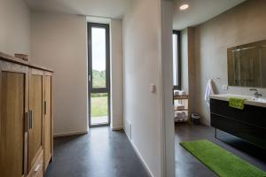 une salle de bain avec un lavabo et un miroir dans l'établissement Frontline Korcula Villa A Stones Throw To The Beach Villa Korcula Bay View, à Korčula 29 autres photos