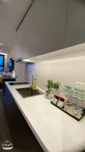 Η κουζίνα ή μικρή κουζίνα στο Căn 18A34 toà S2 The Sapphire, Hạ Long