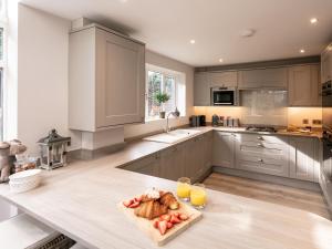una cocina con una mesa con un plato de comida. en Yew Tree Cottage, en Broadway 24 fotos más