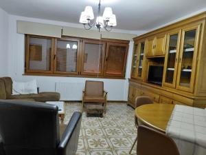ein Wohnzimmer mit Couch und Tisch in der Unterkunft As pitas 2 in Tapia de Casariego