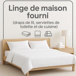 ein Schlafzimmer mit einem weißen Bett mit den Worten „line des missionountain“ in der Unterkunft Appartement centre historique Auxerre Arrivée autonome in Auxerre