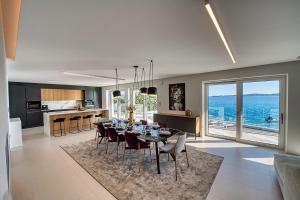 Η κουζίνα ή μικρή κουζίνα στο Magical Zadar Villa 6 Bedrooms Villa Ocean Fantasy Astounding Sea Views