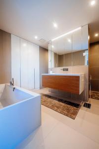 Ένα μπάνιο στο Magical Zadar Villa 6 Bedrooms Villa Ocean Fantasy Astounding Sea Views