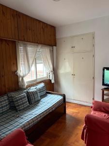 a bedroom with a bed and a window at Departamento de 3 ambientes in La Porteña
