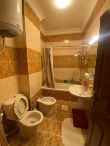 Bilik mandi di Bourbaki house