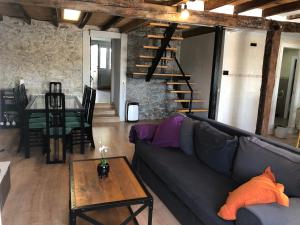 a living room with a couch and a table at Alojamiento Costa Quebrada in Soto de la Marina