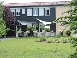 une maison avec une pelouse devant elle dans l'établissement Hotel Air-lane, à Saint-Léger-sous-Brienne