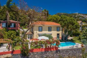 Bazén v ubytování Magnificent Funchal Villa Quinta D'alegria 4 Bedrooms Panoramic Sea View nebo v jeho okolí