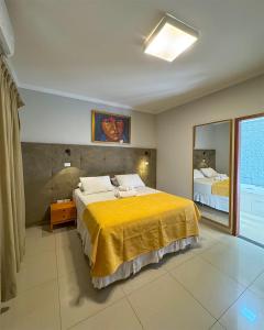 Una cama o camas en una habitación de Hotel Praia Parque 48 fotos más