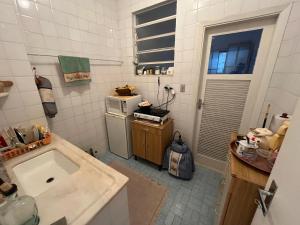 a small kitchen with a sink and a refrigerator at Apartamento completo em Caxambu in Caxambu +8 photos