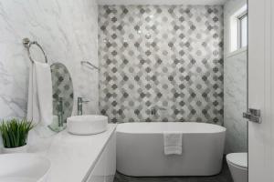 Bilik mandi di Cork & Vine on Coolalta - A Cellar Door Escape +17 gambar