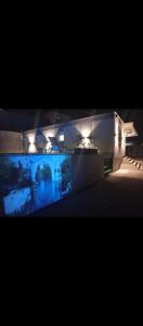 モスタルにあるPool & Outdoor Cinema Villa Forticaの灯光の建物の夜景