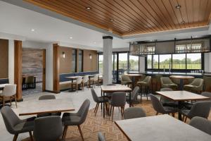 a dining room with tables and chairs and tablesktop at Fairfield by Marriott Inn & Suites Sikeston in Sikeston