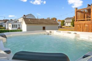 una gran piscina profunda con sillas en el patio trasero en Bourbon Getaway!!! Hot Tub, Fire Pit, Distilleries, en Springfield