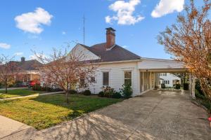 Casa blanca con chimenea y entrada en Bourbon Getaway!!! Hot Tub, Fire Pit, Distilleries, en Springfield