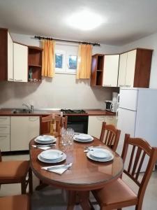 Kuchyň nebo kuchyňský kout v ubytování Apartments with parking spaces Arbanija, Ciovo - 5228