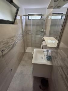 une salle de bain blanche avec lavabo et douche dans l'établissement Seaside holiday house Cove Gabrica, Korcula - 17195, à Vela Luka