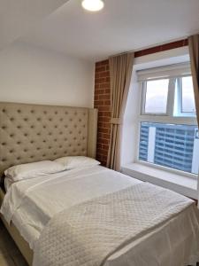a bedroom with a bed and a window at En plena ciudad de Guatemala in Guatemala