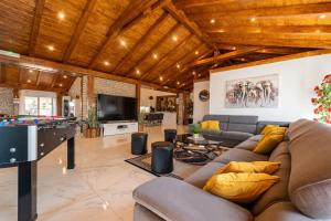 Televiisor ja/või meelelahutuskeskus majutusasutuses Luxury villa with a swimming pool Turanj, Biograd - 18216