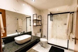a bathroom with a sink and a toilet and a shower at Casa Villa Fontana - Condomínio à beira-mar e próximo ao aeroporto - Praia de Itapuã in Salvador +42 photos