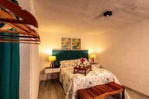 a bedroom with a bed with a table and two lamps at Casa Villa Fontana - Condomínio à beira-mar e próximo ao aeroporto - Praia de Itapuã in Salvador
