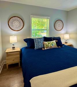 a bedroom with a blue bed and two lamps at Cozy Retreat, Families, Digital Nomads & Retirees in Pompano Beach
